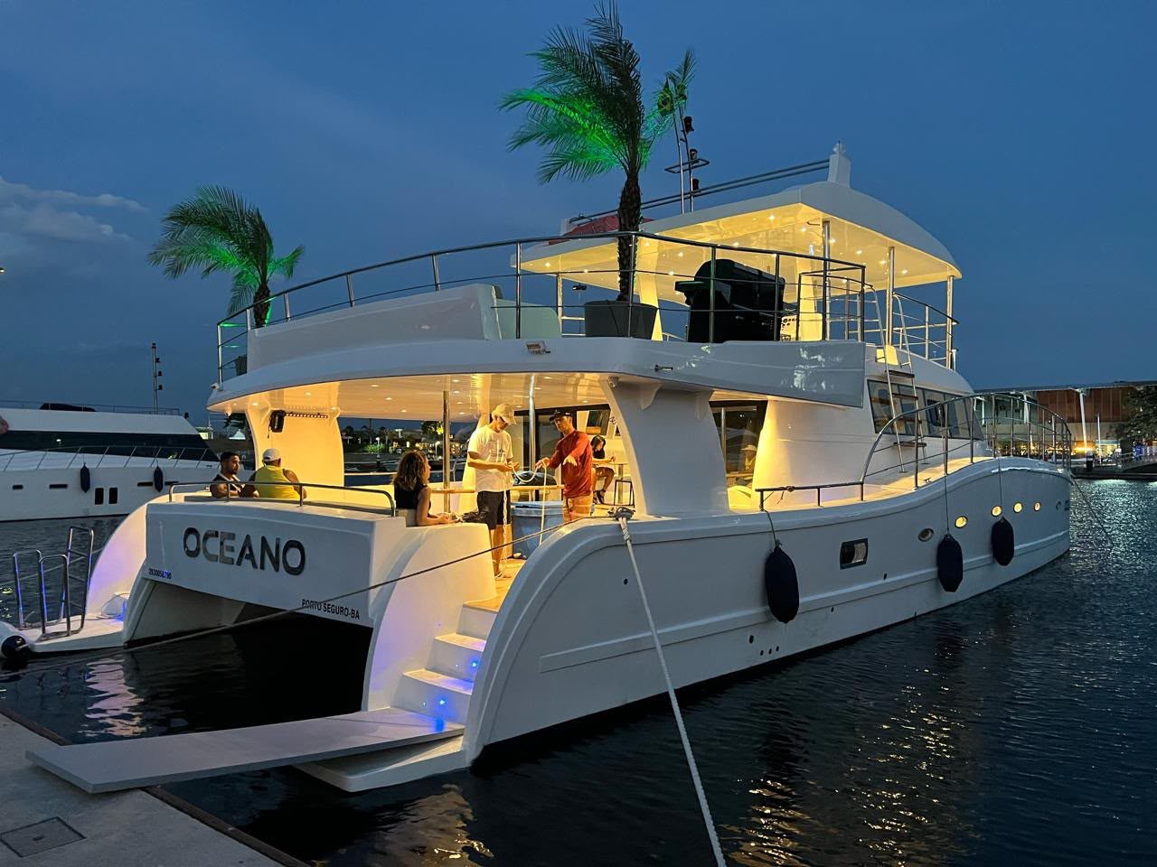 Luxe catamaran verlicht in de avond, klaar voor een boat party