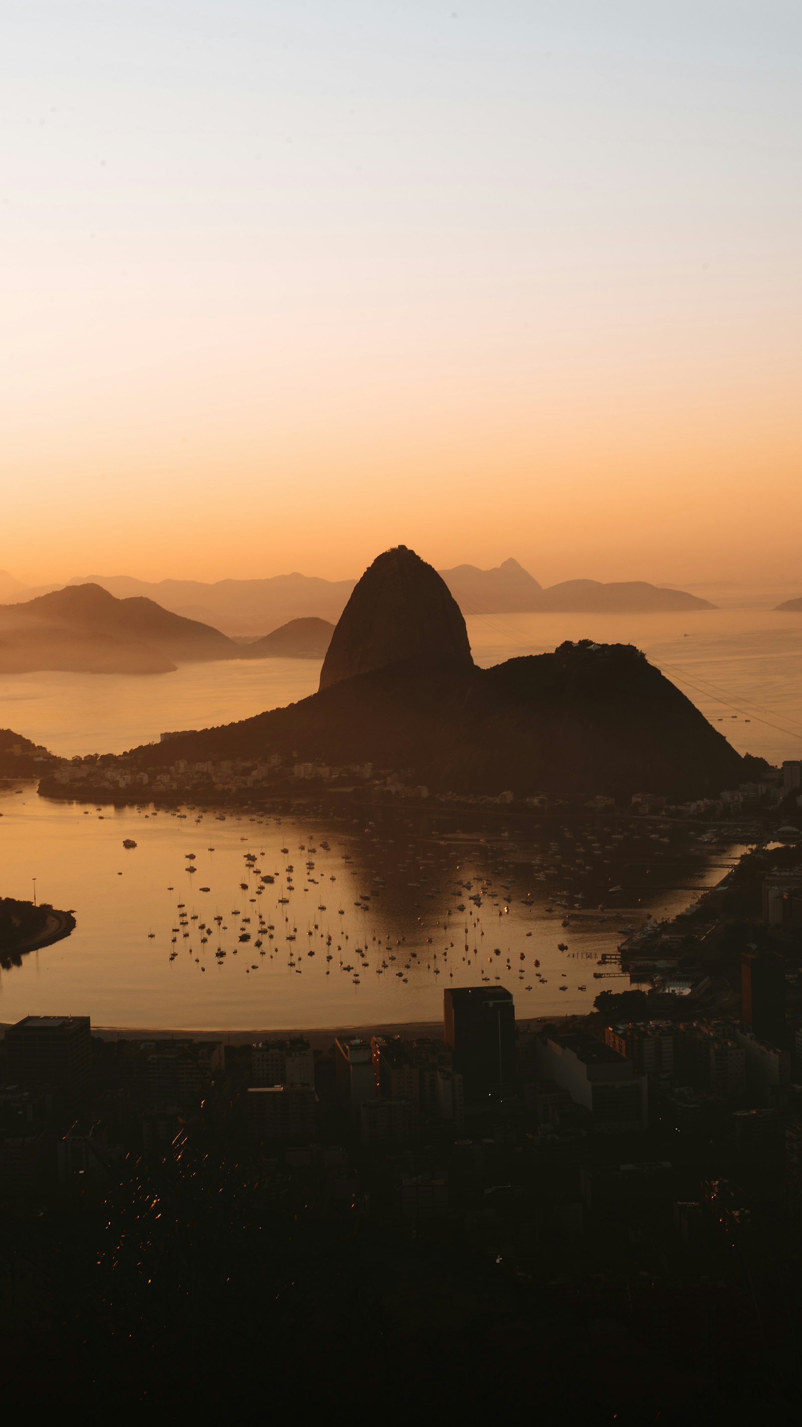 Rio de Janeiro bij zonsondergang met de Suikerbroodberg en de Guanabara-baai