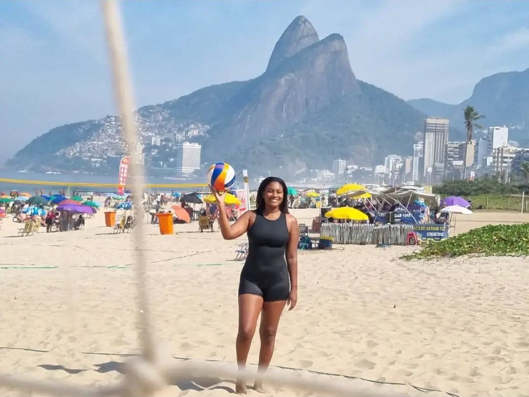 Vrouw op Ipanema Beach met bergen op de achtergrond